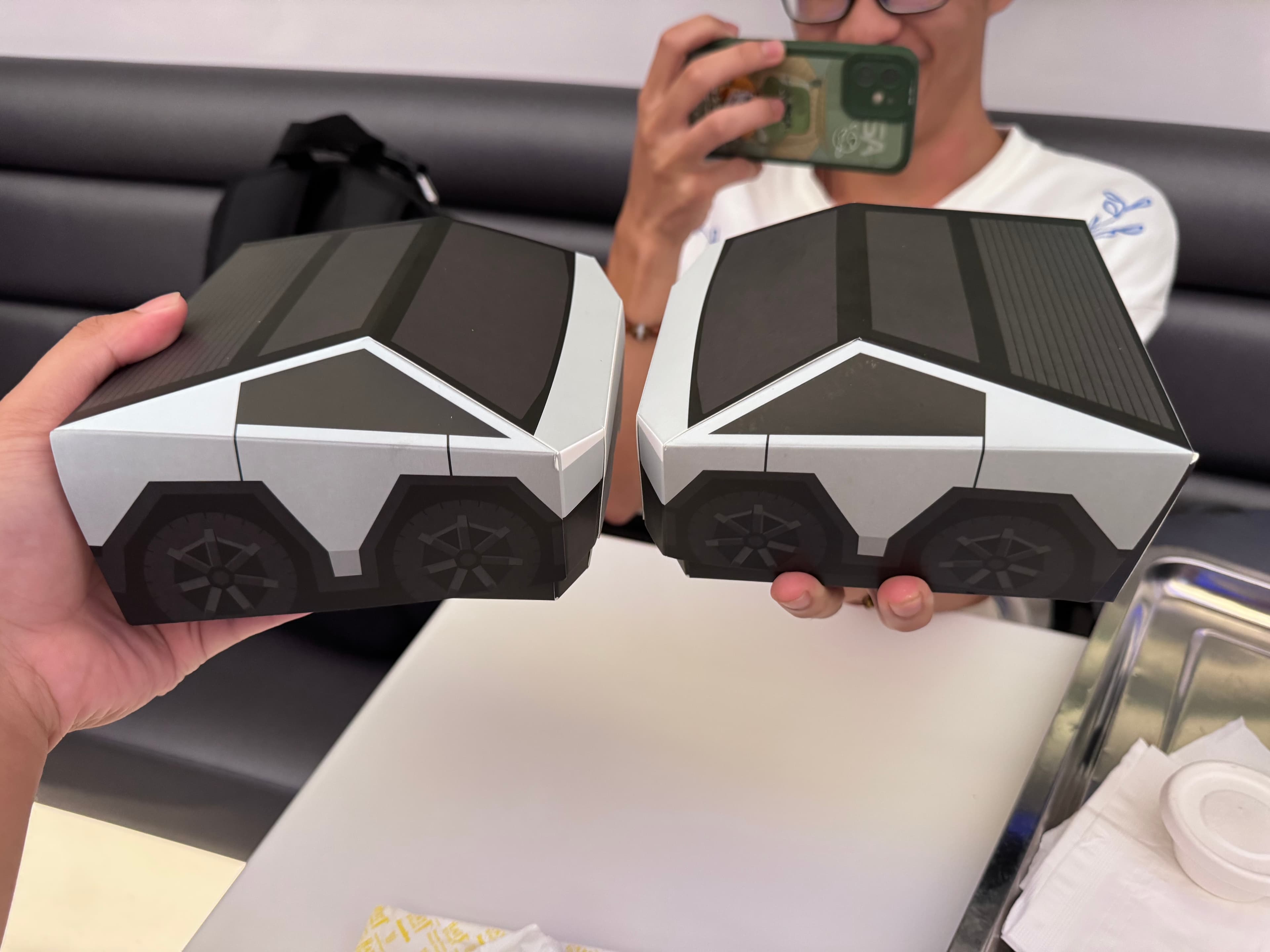 0818 特斯拉机器人餐厅