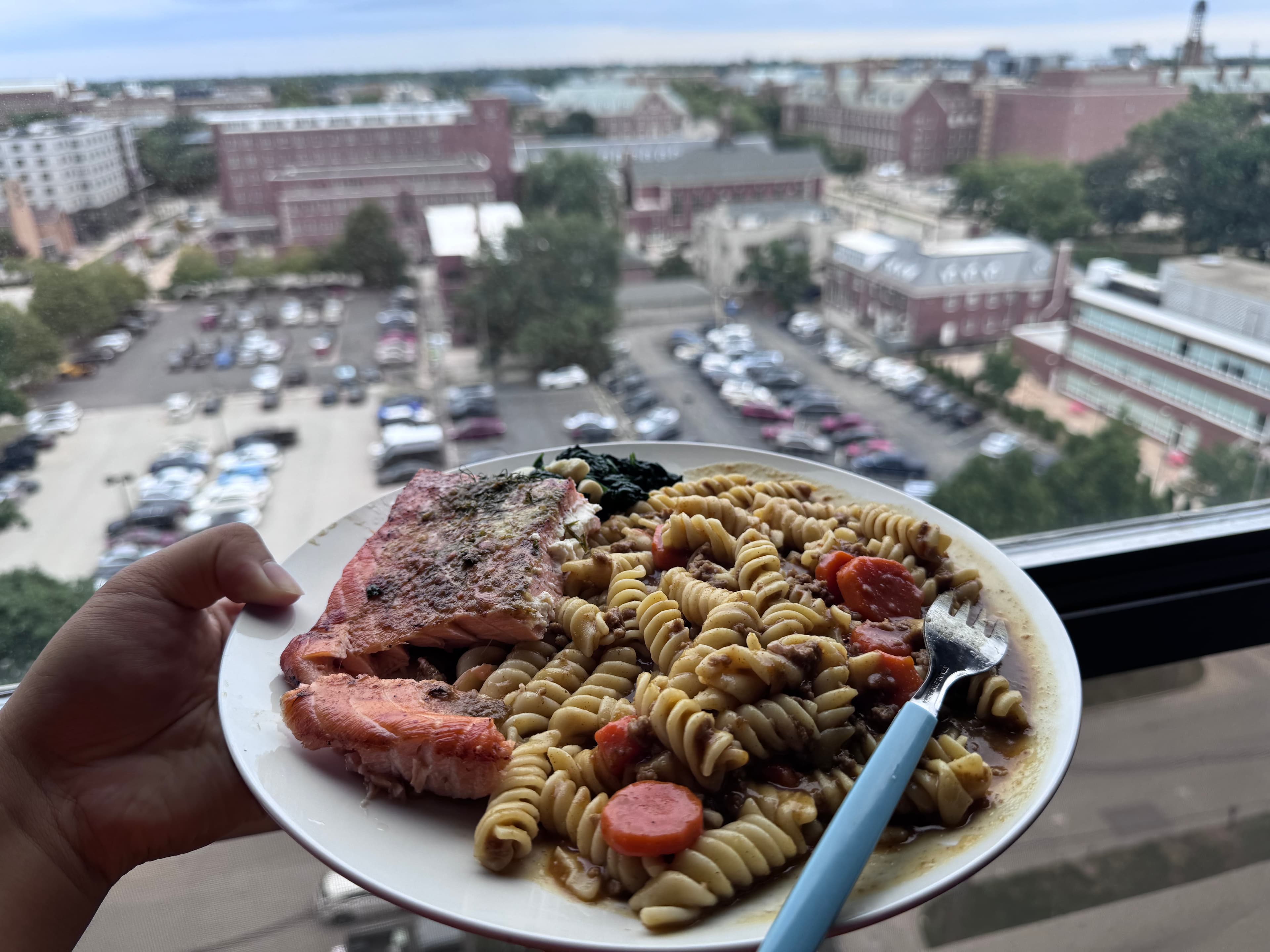 0823 烤三文鱼咖喱意面真好吃